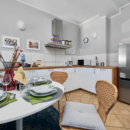 Szept Galeria Dominikanska By Renters *